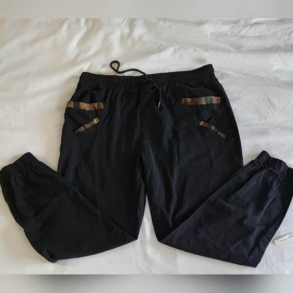 EUC UNBRANDED black/camo joggers LARGE